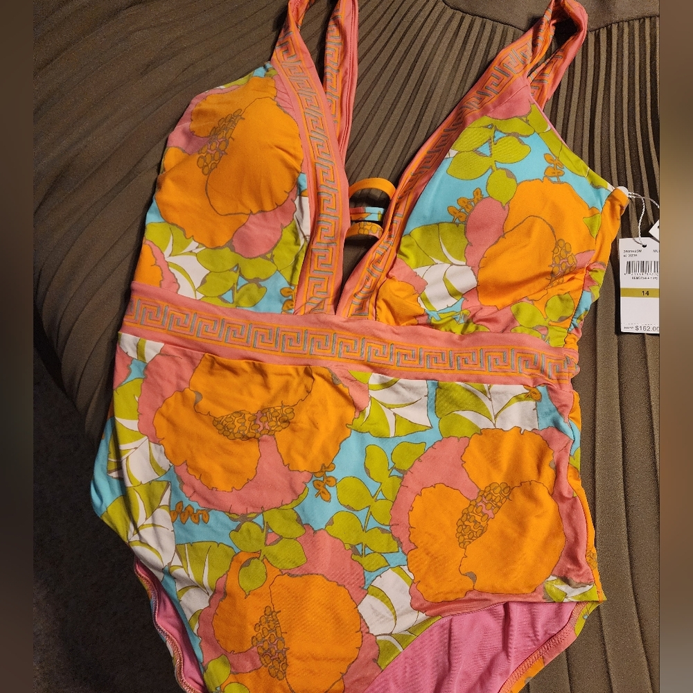 Swimsuit - Picture 5 of 8